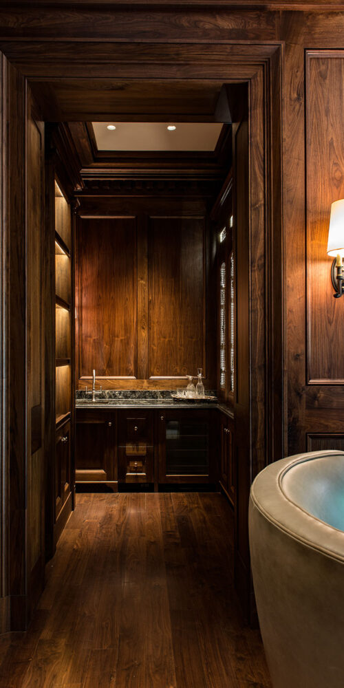 Butler's pantry by Glenn Cope Custom Home Builders